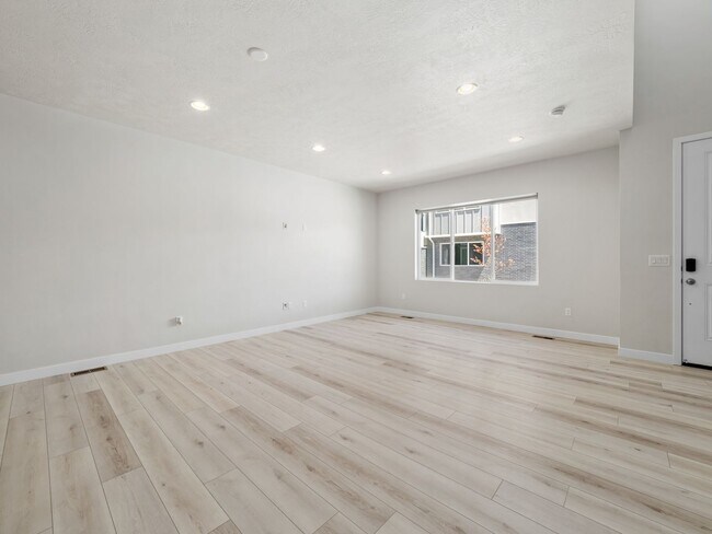 Building Photo - Wau-15083 S Reins Way Bluffdale, UT 84065
