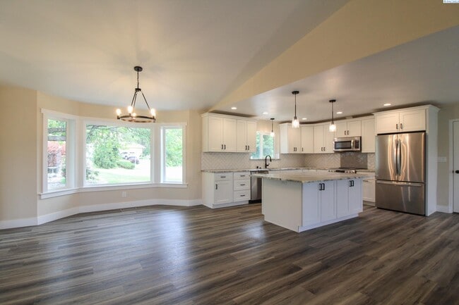 Building Photo - 5 Bed/3 Bath House in Kennewick Canyon Lakes