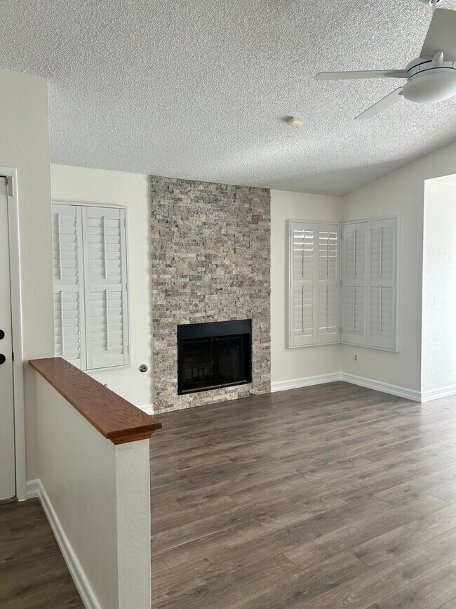 Building Photo - CHARMING 1 STORY - 2 BEDROOM HOME CLOSE TO...