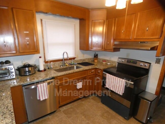 Building Photo - 1401 Bragg Rd