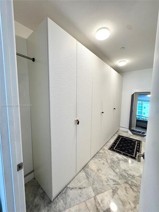 Building Photo - 16001 Collins Ave