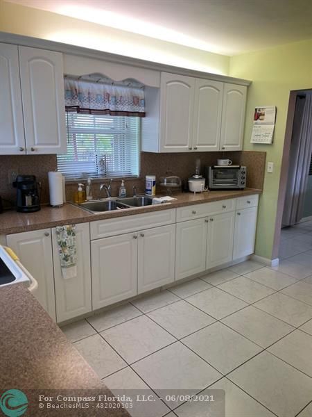 Building Photo - 671 E 59th St