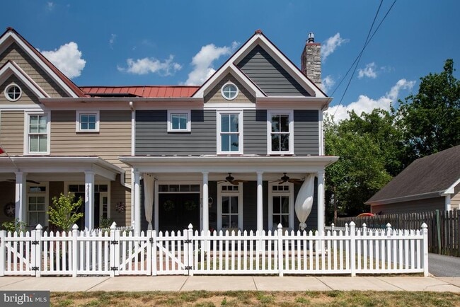 Building Photo - 703 Weedon St