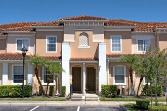 Building Photo - Gorgeous Fully Furnished Townhome Close to...