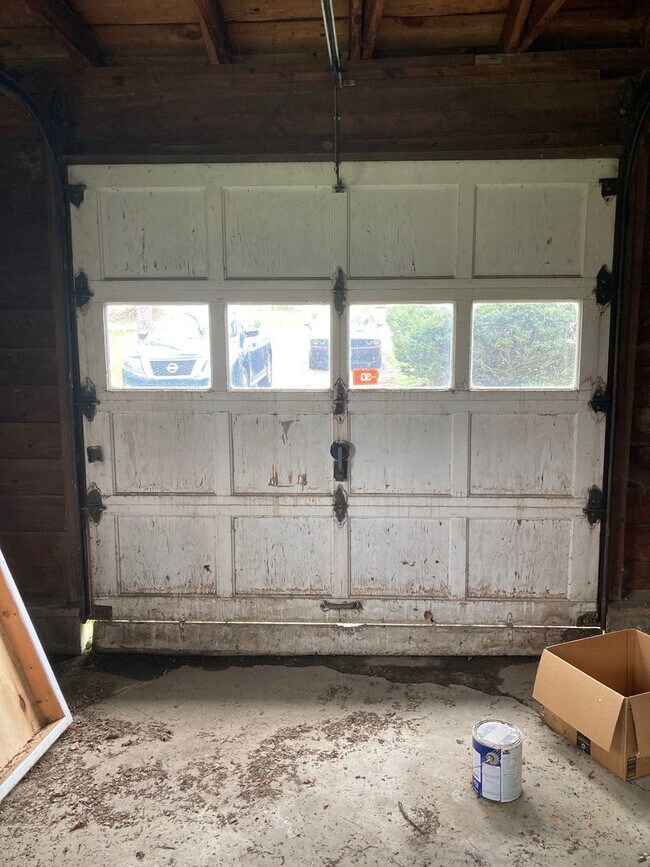 Building Photo - 3 bedroom, 1 bath House: Available August ...