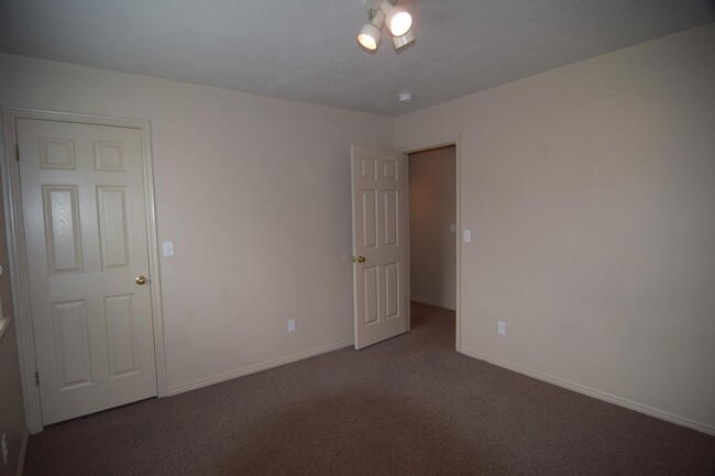 Building Photo - 1391 N 240 W