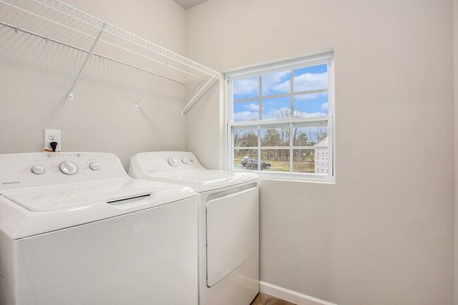 Building Photo - 3520 Welden Dr SW