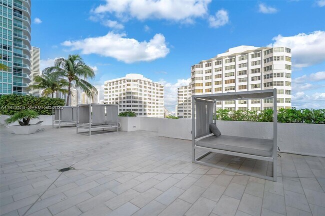 Building Photo - 951 Brickell Ave