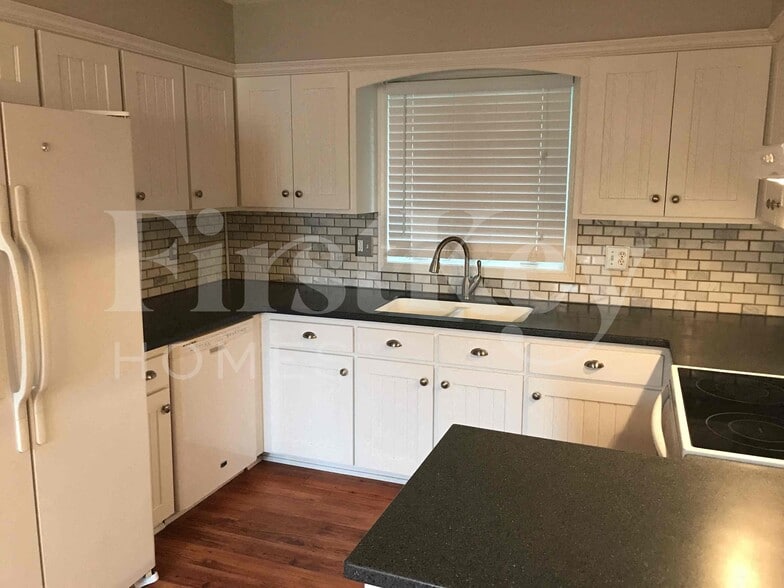 Building Photo - 804 NE Karapat Dr