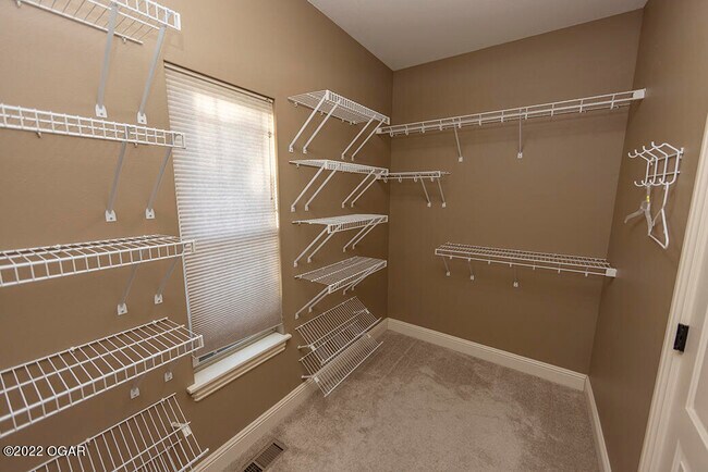 Building Photo - 2709 Summit Dr