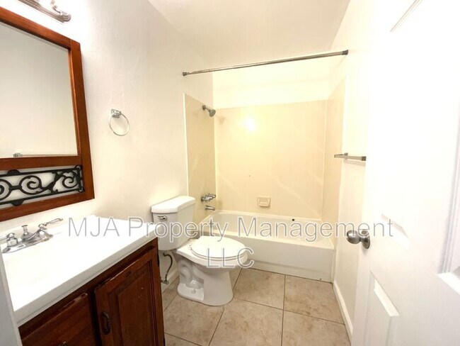 Building Photo - 2523 S Lakecrest Dr