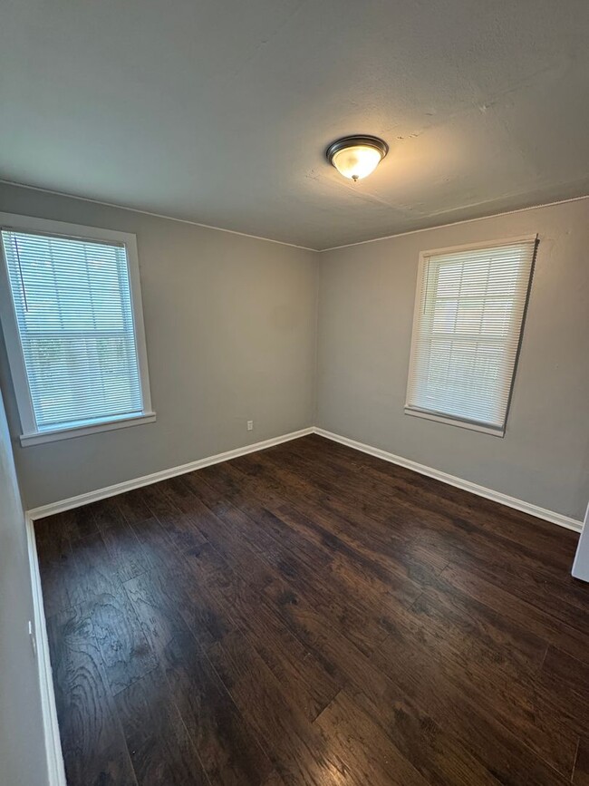 Building Photo - Freshly Renovated 3/2 Single Family in Wes...