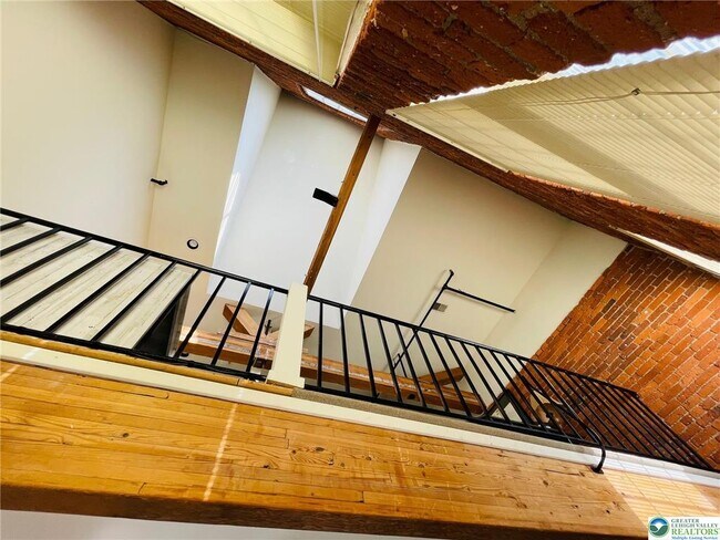 Building Photo - 101 W Race St