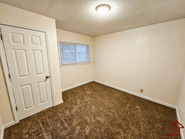 Building Photo - 500 Skyline Dr