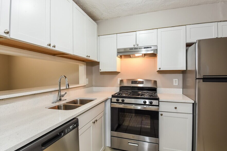 Building Photo - 5026 Hawthorne Ct