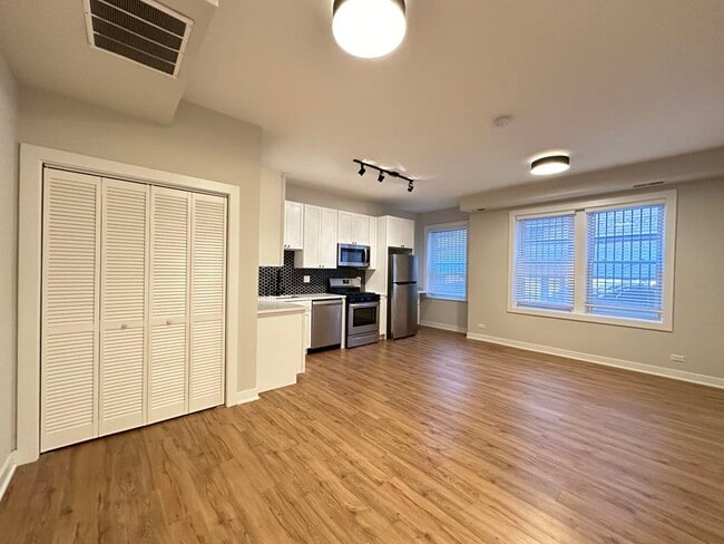 Building Photo - 661 W Wrightwood Ave