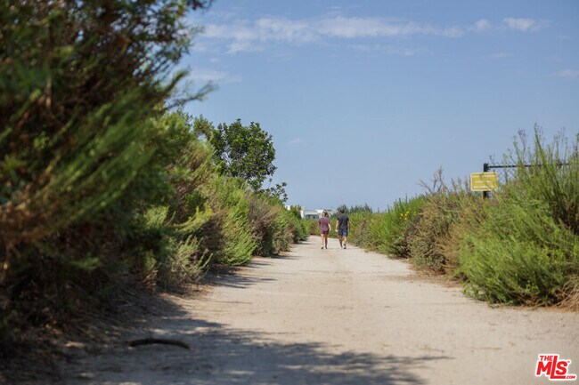 Building Photo - 7823 Kenyon Ave