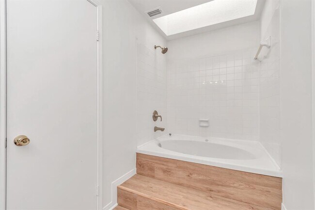 Building Photo - 9800 Pagewood Ln