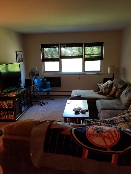Living Room - 152 N Broadway