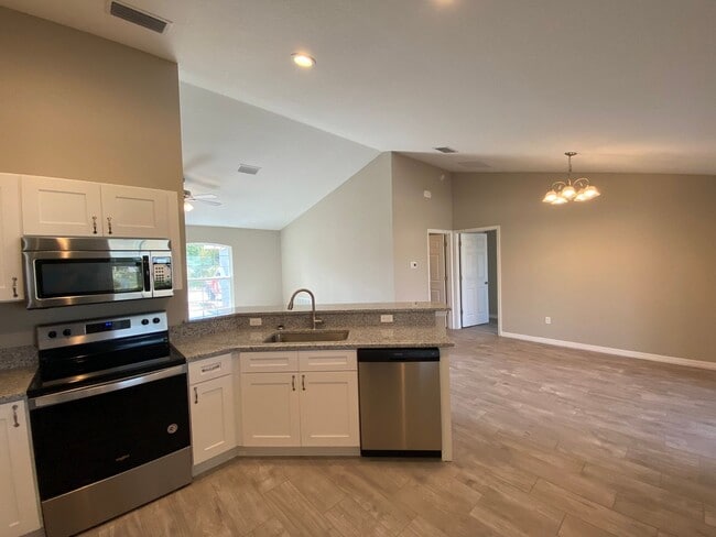 Building Photo - Custom Home - Desirable SE Ocala neighborhood 3/2/2 ** Wont Last**