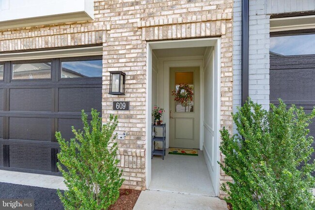 Building Photo - 609 Angelfish Wy