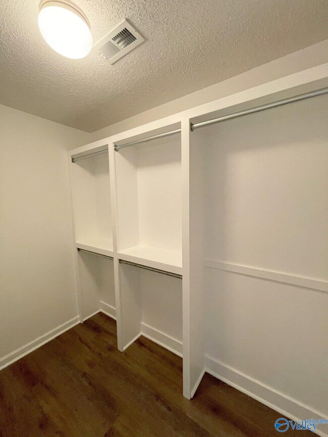 Building Photo - 100 Brook Glen Dr