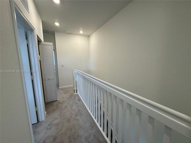 Building Photo - 2716 SE 26th Ave