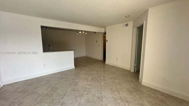 Building Photo - 450 Palm Cir W