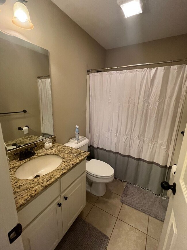 Building Photo - New Listing!