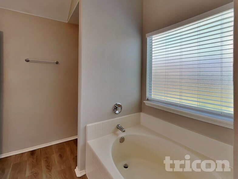 Building Photo - 6701 Fairglen Dr