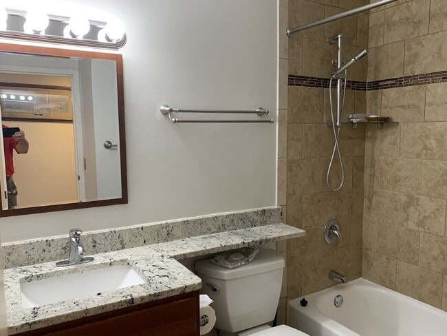 Building Photo - 1212 N La Salle Dr