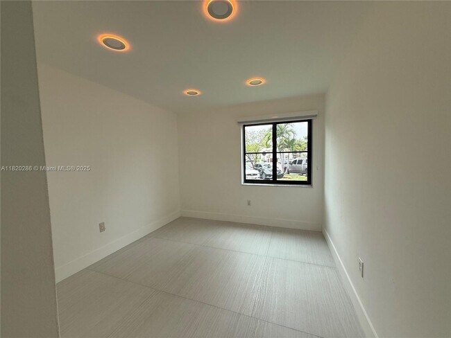 Building Photo - 9405 Fontainebleau Blvd