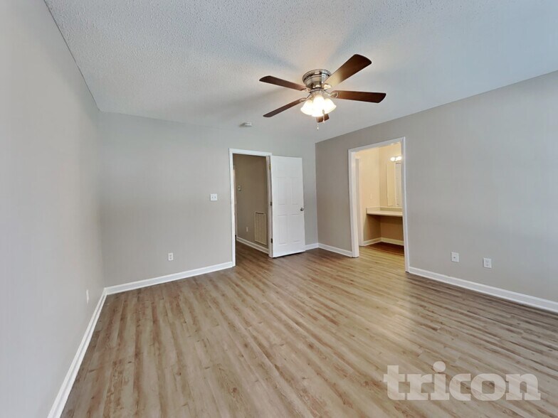 Building Photo - 2112 McKinnon Dr