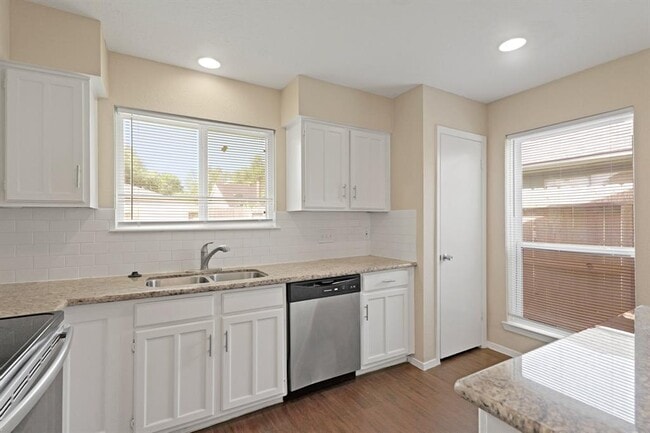 Building Photo - 6934 Renfro Dr