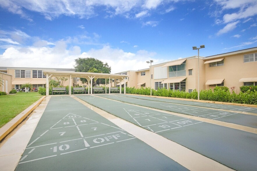 Building Photo - 2111 NE 1st Ct