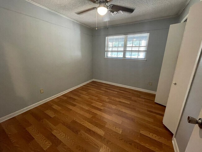 Building Photo - Large 4 Bedroom Home in Southern Hills