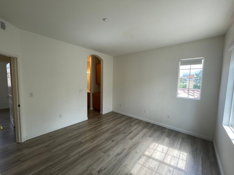 Building Photo - 910 Timberwood