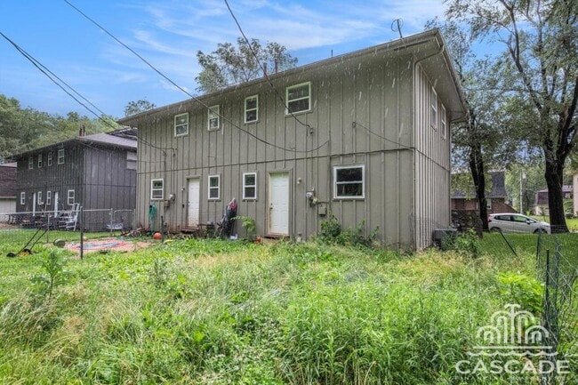 Building Photo - 220 N Oak Dr