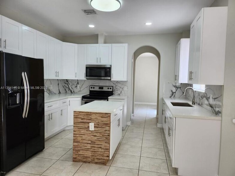 Building Photo - 2240 SE 19th Ave