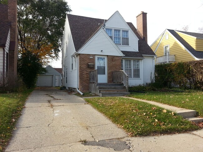 Primary Photo - 2 BEDROOM/ 1 1/2 BATH SINGLE FAMILY HOME