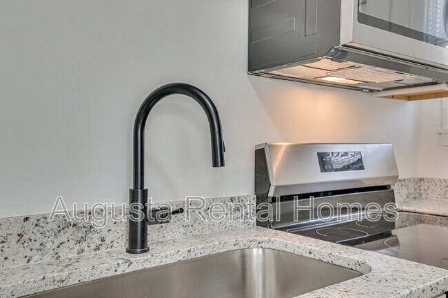 Building Photo - 2019 Roosevelt Dr