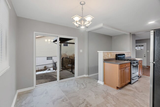 Building Photo - 1128 Saratoga Dr