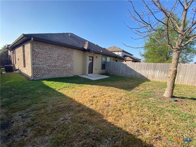 Building Photo - 660 Creekside Cir