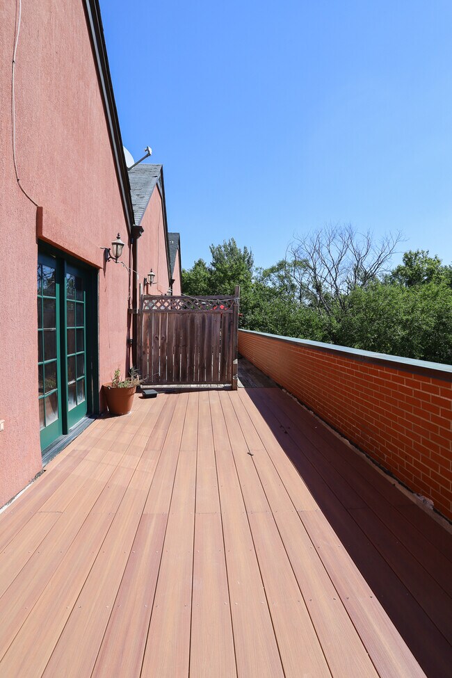 Building Photo - 4321 W Peterson Ave