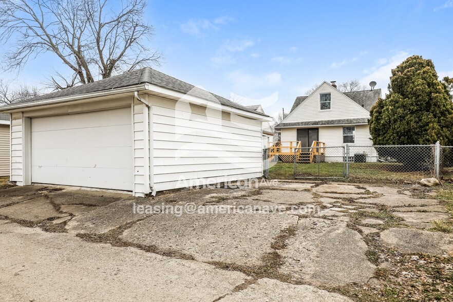 Building Photo - 529 E Victoria St