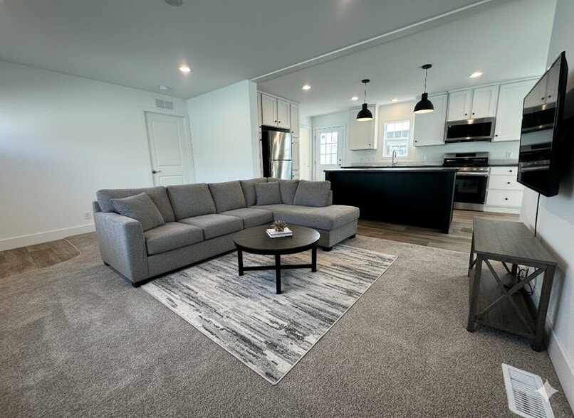 Building Photo - 29 Cavalier St N