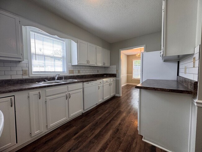 Building Photo - 3BR 2BA One Story Home with Garage