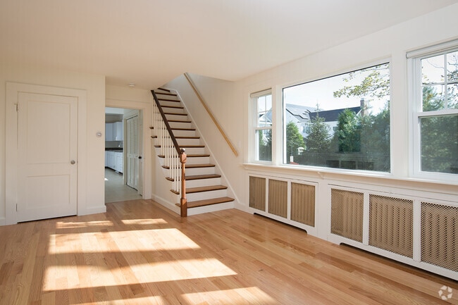 Building Photo - 352 Thoreau St