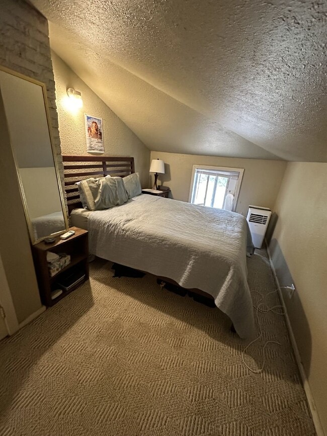 Building Photo - 5 Bed 2 Bath close to UWEC available June 1st! Has a new bathroom!