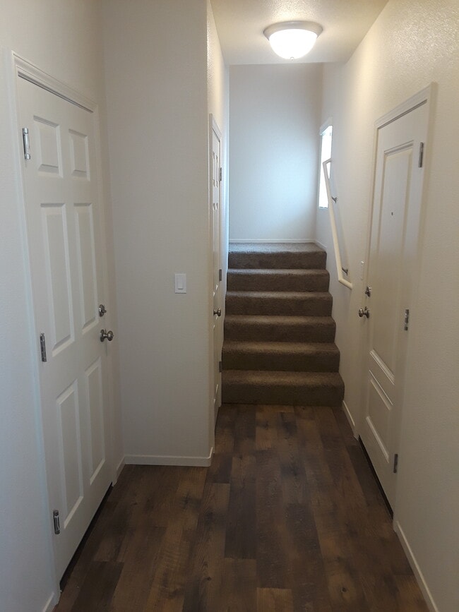 Building Photo - 1005 W 6th St